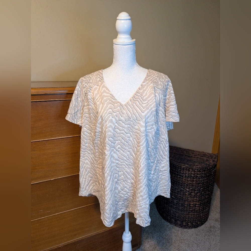Torrid Womens Shirt Size 1 Short Sleeve Tiger Patterned Blouse - Picture 2 of 10